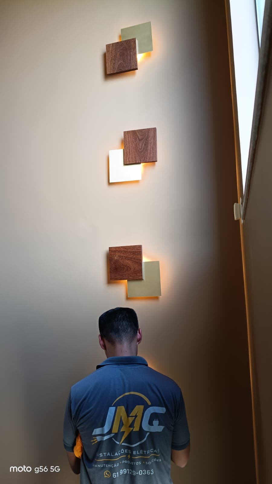 Instalação de arandelas decorativas de parede por eletricista da JMC